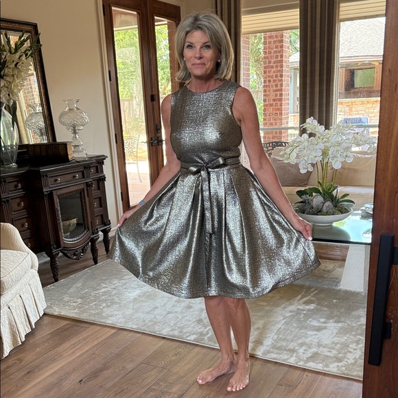 Elegant Sleeveless Metallic Mini Dress - Picture 7 of 9